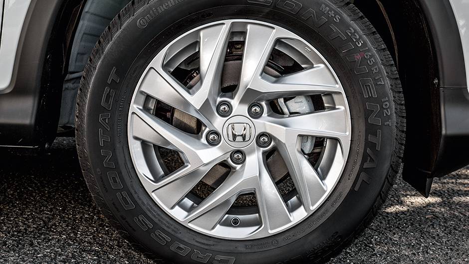 Rodas aro 17 t&ecirc;m novo desenho na linha 2015 | <a href="https://quatrorodas.abril.com.br/carros/impressoes/honda-cr-v-823378.shtml" target="_blank" rel="migration">Leia mais</a>