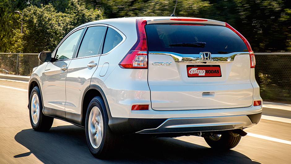 Para-choque com aplique prata e r&eacute;gua da placa cromada maior | <a href="https://quatrorodas.abril.com.br/carros/impressoes/honda-cr-v-823378.shtml" target="_blank" rel="migration">Leia mais</a>