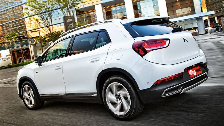 Lanternas est&atilde;o instaladas na tampa traseira. Quando aberta, as luzes inferiores marcam a posi&ccedil;&atilde;o do ve&iacute;culo | <a href="https://quatrorodas.abril.com.br/carros/impressoes/citroen-ds6-822020.shtml" target="_blank" rel="migration">Leia mais</a>