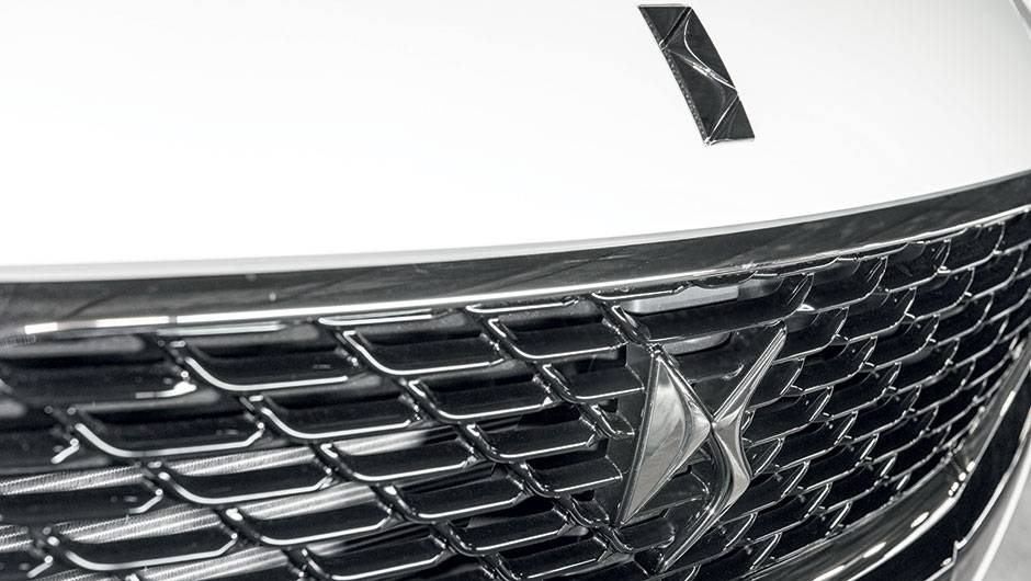 DS6 &eacute; o primeiro a ter o emblema DS na grade do radiador | <a href="https://quatrorodas.abril.com.br/carros/impressoes/citroen-ds6-822020.shtml" target="_blank" rel="migration">Leia mais</a>
