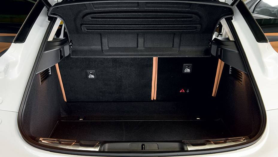 Porta-malas leva 464 litros | <a href="https://quatrorodas.abril.com.br/carros/impressoes/citroen-ds6-822020.shtml" target="_blank" rel="migration">Leia mais</a>