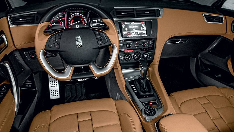 Painel repleto de bot&otilde;es &eacute; t&iacute;pico da linha DS | <a href="https://quatrorodas.abril.com.br/carros/impressoes/citroen-ds6-822020.shtml" target="_blank" rel="migration">Leia mais</a>