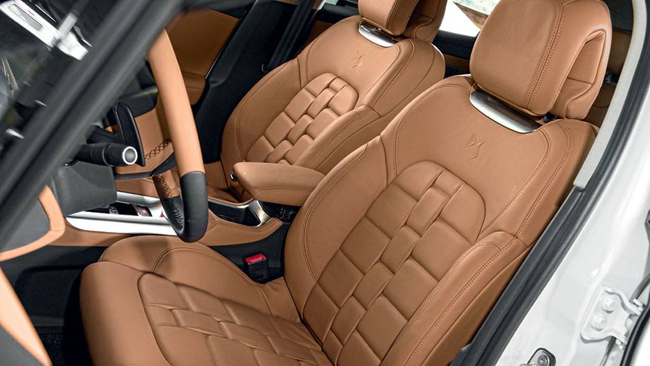 Tom caramelo n&atilde;o vir&aacute; para o Brasil. Aqui, o acabamento ser&aacute; de tons escuros | <a href="https://quatrorodas.abril.com.br/carros/impressoes/citroen-ds6-822020.shtml" target="_blank" rel="migration">Leia mais</a>