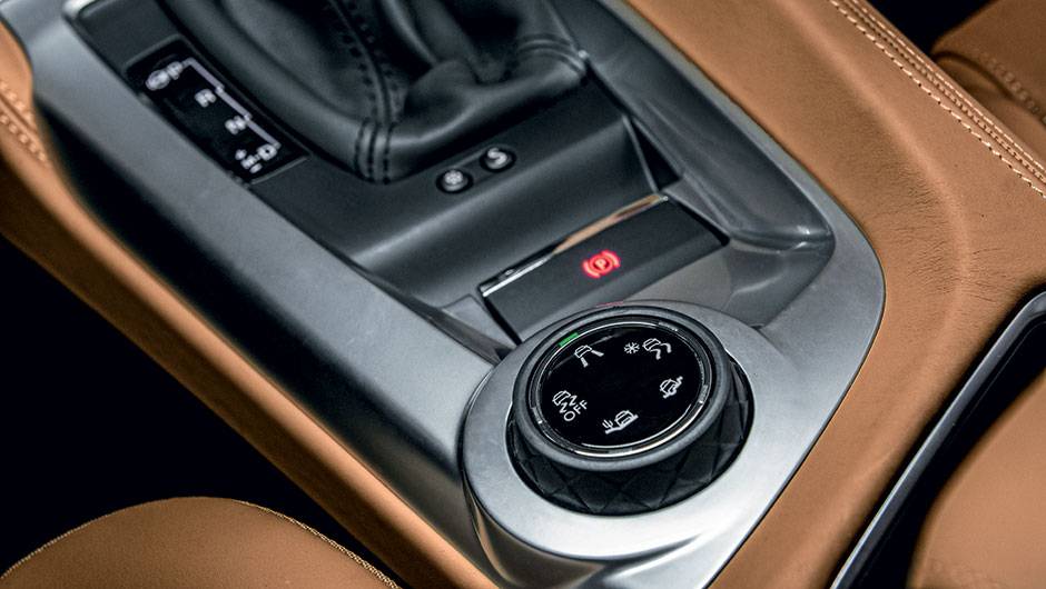 Seletor controla os programas de tra&ccedil;&atilde;o | <a href="https://quatrorodas.abril.com.br/carros/impressoes/citroen-ds6-822020.shtml" target="_blank" rel="migration">Leia mais</a>