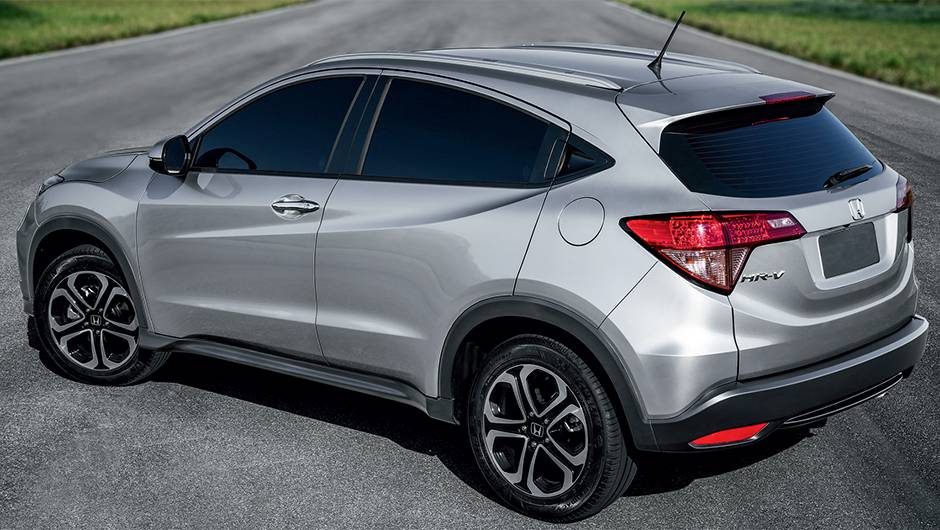 HR-V n&atilde;o tem sensores de estacionamento, pois o modelo oferecer&aacute; c&acirc;meras de r&eacute;. A ma&ccedil;aneta traseira est&aacute; embutida na coluna C | <a href="https://quatrorodas.abril.com.br/carros/impressoes/honda-hr-v-823521.shtml" target="_blank" rel="migration">Leia mais</a>