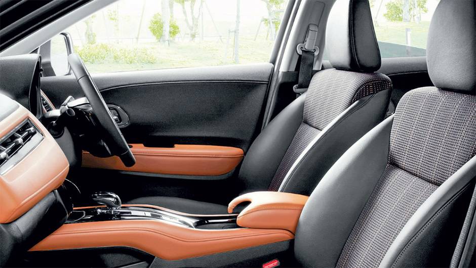 SUV brasileiro n&atilde;o ter&aacute; tecido em dois tons, como nas vers&otilde;es japonesas | <a href="https://quatrorodas.abril.com.br/carros/impressoes/honda-hr-v-823521.shtml" target="_blank" rel="migration">Leia mais</a>
