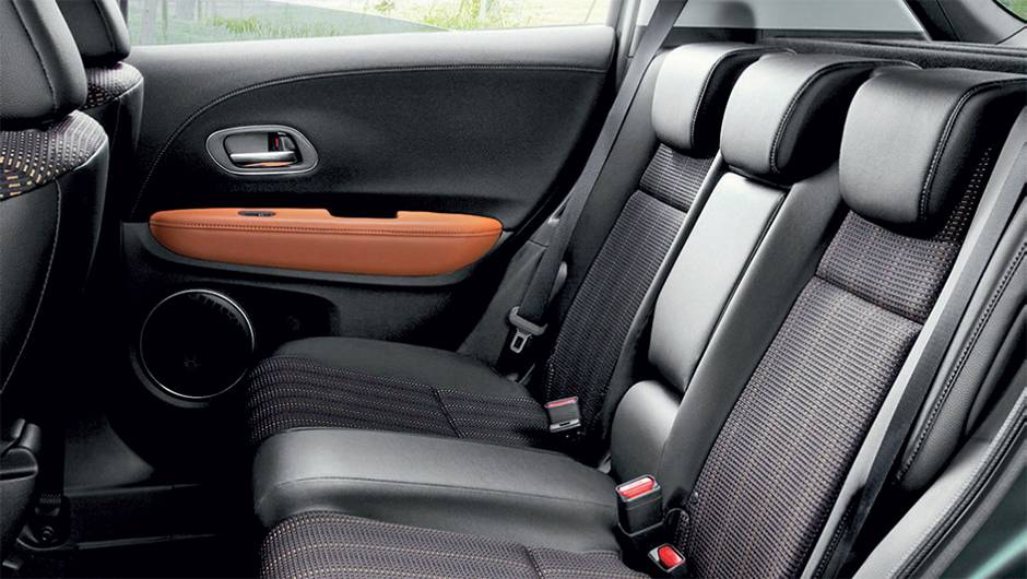 No banco de tr&aacute;s, tr&ecirc;s passageiros viajam com conforto | <a href="https://quatrorodas.abril.com.br/carros/impressoes/honda-hr-v-823521.shtml" target="_blank" rel="migration">Leia mais</a>