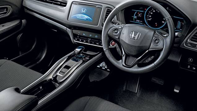 Painel da versão híbrida avaliada no Japão é o mais completo, mas não vem para cá. O console flutuante será mantido | <a href="https://quatrorodas.abril.com.br/carros/impressoes/honda-hr-v-823521.shtml" target="_blank" rel="migration">Leia mais</a>