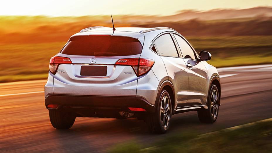 Carroceria cheia de recortes: design mais esportivo | <a href="https://quatrorodas.abril.com.br/carros/impressoes/honda-hr-v-823521.shtml" target="_blank" rel="migration">Leia mais</a>