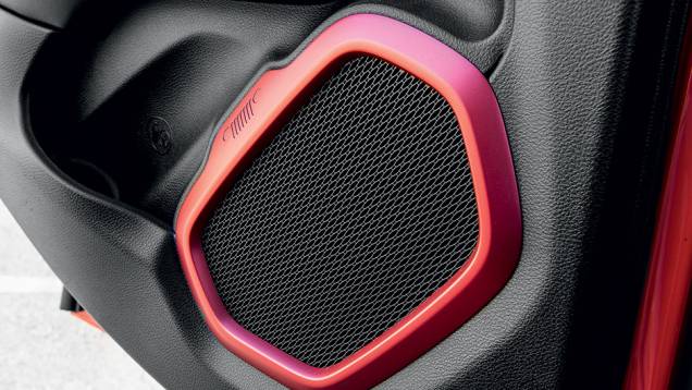Marca está gravada em baixo relevo | <a href="https://quatrorodas.abril.com.br/carros/impressoes/jeep-renegade-823470.shtml" target="_blank" rel="migration">Leia mais</a> Marca está gravada em baixo relevo | <a href="https://quatrorodas.abril.com.br/carros/impressoes/jeep-renegade-823470.shtml" target="_blank" rel="migration">Leia mais</a>