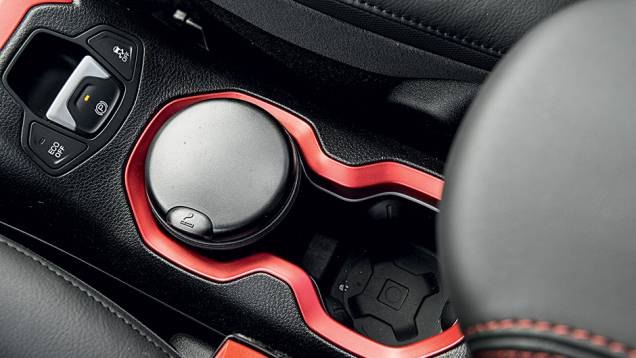 Freio elétrico é item de série | <a href="https://quatrorodas.abril.com.br/carros/impressoes/jeep-renegade-823470.shtml" target="_blank" rel="migration">Leia mais</a> Freio elétrico é item de série | <a href="https://quatrorodas.abril.com.br/carros/impressoes/jeep-renegade-823470.shtml" target="_blank" rel="migration">Leia mais</a>