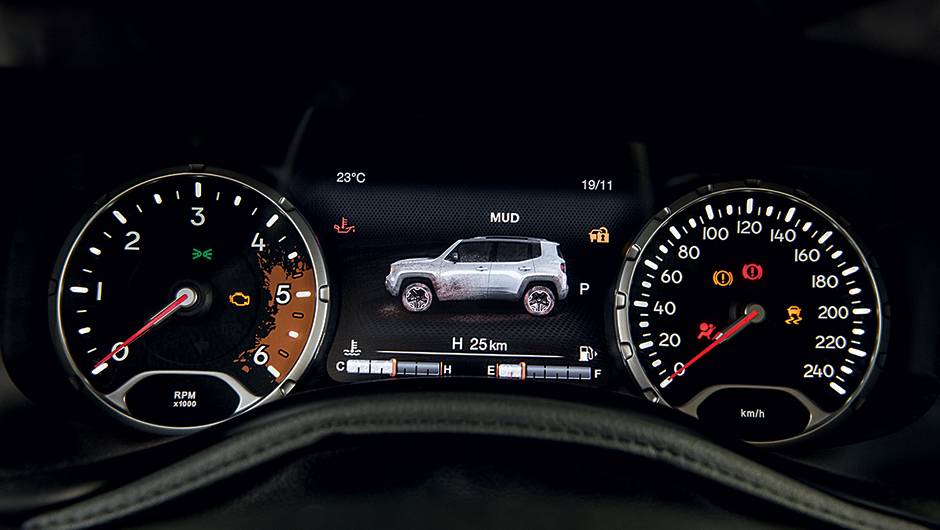 Quadro de instrumentos tem tela TFT e "lama" nos grafismos | <a href="https://quatrorodas.abril.com.br/carros/impressoes/jeep-renegade-823470.shtml" target="_blank" rel="migration">Leia mais</a>