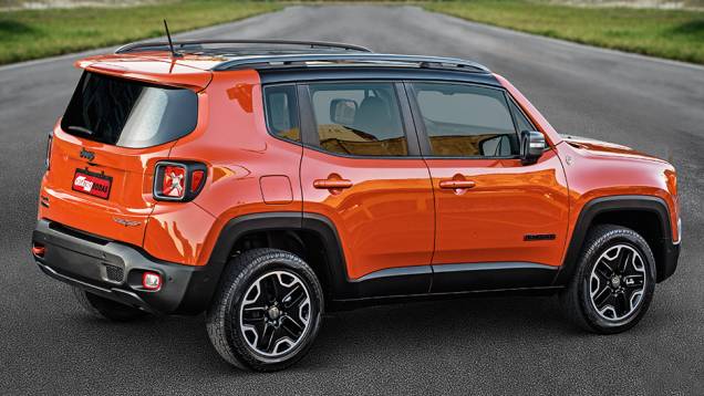 Marca não aderiu ao modismo do estepe preso no porta-malas | <a href="https://quatrorodas.abril.com.br/carros/impressoes/jeep-renegade-823470.shtml" target="_blank" rel="migration">Leia mais</a>