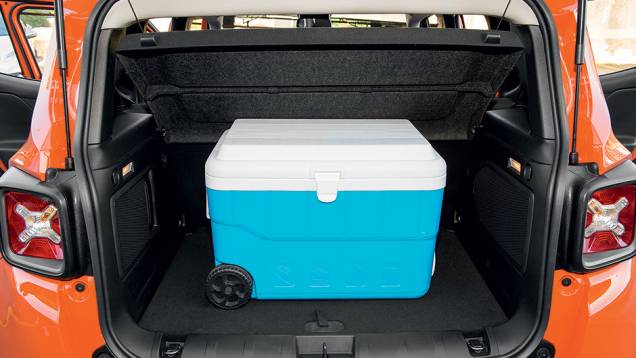 Bagageiro guarda duas lanternas recarregáveis de série | <a href="https://quatrorodas.abril.com.br/carros/impressoes/jeep-renegade-823470.shtml" target="_blank" rel="migration">Leia mais</a>