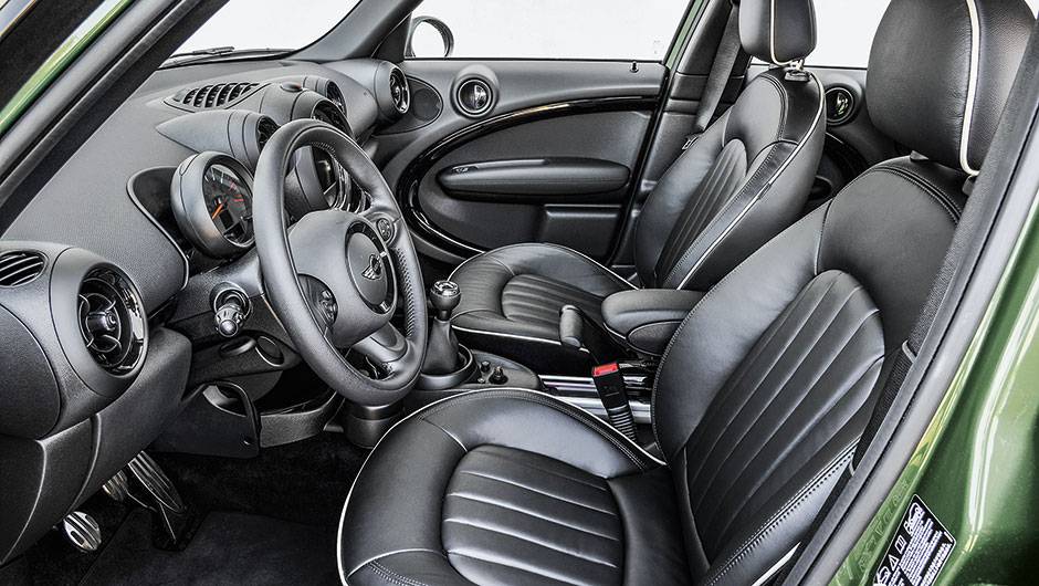 Como na gera&ccedil;&atilde;o anterior, bancos do novo Countryman t&ecirc;m assento curto | <a href="https://quatrorodas.abril.com.br/carros/impressoes/mini-countryman-822100.shtml" target="_blank" rel="migration">Leia mais</a>