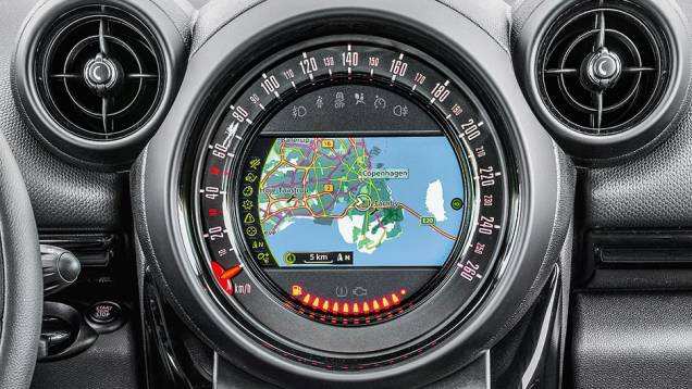 Velocímetro gigantesco no topo do console central virou assinatura da Mini | <a href="https://quatrorodas.abril.com.br/carros/impressoes/mini-countryman-822100.shtml" target="_blank" rel="migration">Leia mais</a> Velocímetro gigantesco no topo do console central virou assinatura da Mini | <a href="https://quatrorodas.abril.com.br/carros/impressoes/mini-countryman-822100.shtml" target="_blank" rel="migration">Leia mais</a>