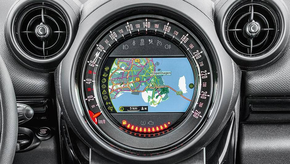 Veloc&iacute;metro gigantesco no topo do console central virou assinatura da Mini | <a href="https://quatrorodas.abril.com.br/carros/impressoes/mini-countryman-822100.shtml" target="_blank" rel="migration">Leia mais</a>