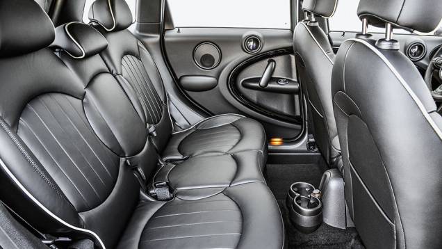 Porção central do banco é minúscula. Na traseira, com conforto, só quatro | <a href="https://quatrorodas.abril.com.br/carros/impressoes/mini-countryman-822100.shtml" target="_blank" rel="migration">Leia mais</a> Porção central do banco é minúscula. Na traseira, com conforto, só quatro | <a href="https://quatrorodas.abril.com.br/carros/impressoes/mini-countryman-822100.shtml" target="_blank" rel="migration">Leia mais</a>