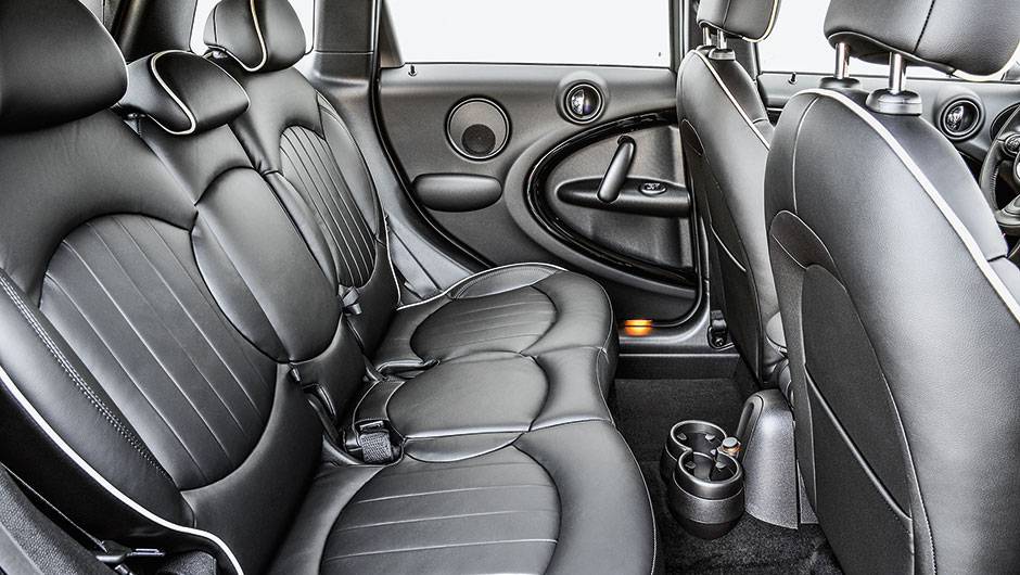 Por&ccedil;&atilde;o central do banco &eacute; min&uacute;scula. Na traseira, com conforto, s&oacute; quatro | <a href="https://quatrorodas.abril.com.br/carros/impressoes/mini-countryman-822100.shtml" target="_blank" rel="migration">Leia mais</a>