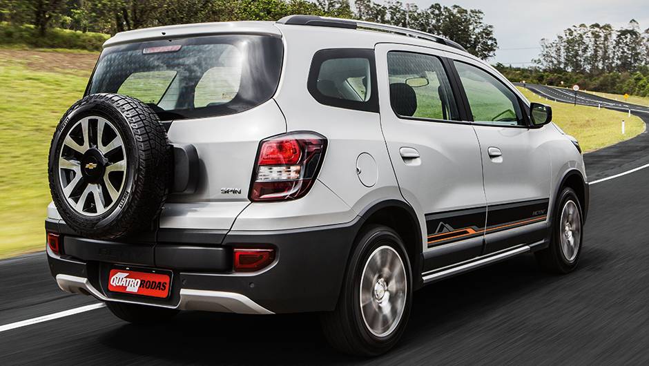 Caixas de roda trazem apliques de pl&aacute;stico | <a href="https://quatrorodas.abril.com.br/carros/testes/chevrolet-spin-activ-824061.shtml" target="_blank" rel="migration">Leia mais</a>