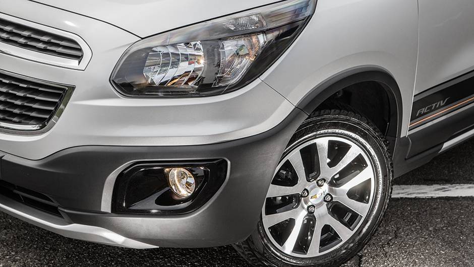 Far&oacute;is s&atilde;o escurecidos | <a href="https://quatrorodas.abril.com.br/carros/testes/chevrolet-spin-activ-824061.shtml" target="_blank" rel="migration">Leia mais</a>