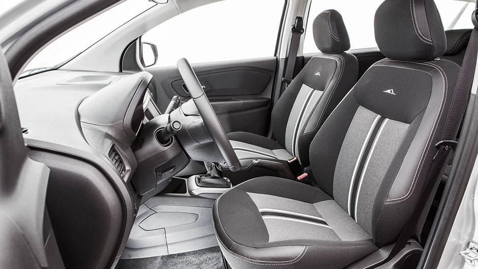 Bancos receberam padronagem pr&oacute;pria, mesclando tecido e imita&ccedil;&atilde;o de couro | <a href="https://quatrorodas.abril.com.br/carros/testes/chevrolet-spin-activ-824061.shtml" target="_blank" rel="migration">Leia mais</a>