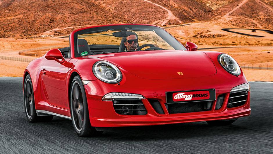 O GTS &eacute; mais largo e tem far&oacute;is escuros e spoiler maior | <a href="https://quatrorodas.abril.com.br/carros/impressoes/porsche-911-gts-831760.shtml" target="_blank" rel="migration">Leia mais</a>
