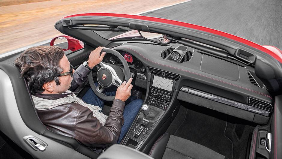 O 911 GTS Cabrio custa 9,5% a mais que a vers&atilde;o Coup&eacute; | <a href="https://quatrorodas.abril.com.br/carros/impressoes/porsche-911-gts-831760.shtml" target="_blank" rel="migration">Leia mais</a>
