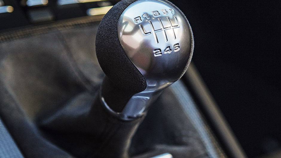 C&acirc;mbio &eacute; manual de 7 marchas, mas h&aacute; o PDK opcional | <a href="https://quatrorodas.abril.com.br/carros/impressoes/porsche-911-gts-831760.shtml" target="_blank" rel="migration">Leia mais</a>