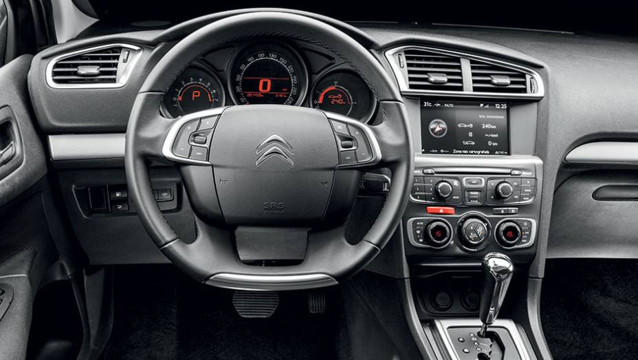 Interior sem novidades. Mudança só sob o capô | <a href="https://quatrorodas.abril.com.br/carros/testes/citroen-c4-thp-flex-829221.shtml" rel="migration">Leia mais</a>