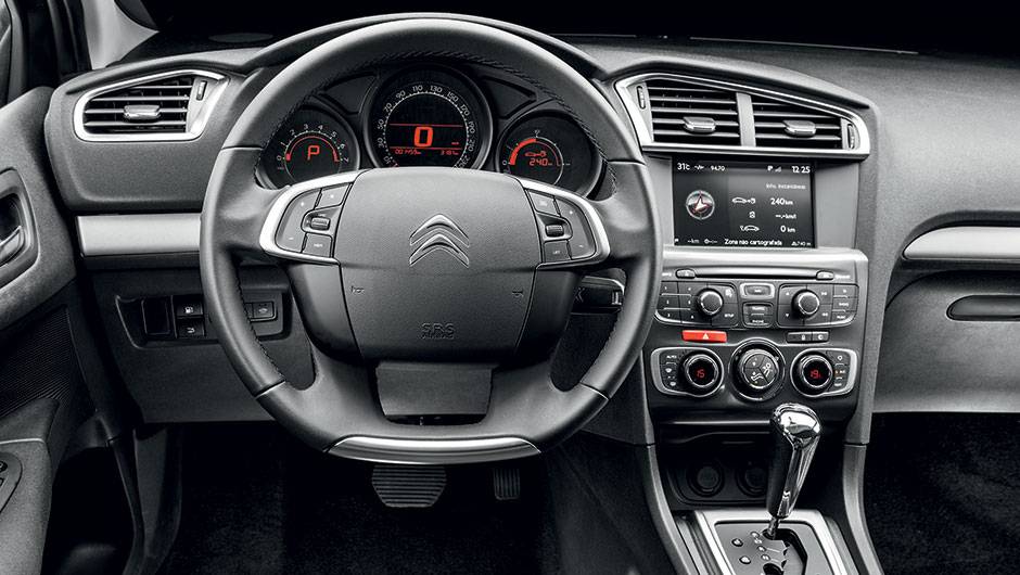Interior sem novidades. Mudan&ccedil;a s&oacute; sob o cap&ocirc; | <a href="https://quatrorodas.abril.com.br/carros/testes/citroen-c4-thp-flex-829221.shtml" rel="migration">Leia mais</a>