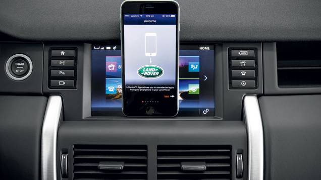 Central de 8 polegadas permite controlar funções do carro, aceita aplicativos para smartphones e é sensível ao toque | <a href="https://quatrorodas.abril.com.br/carros/impressoes/discovery-sport-835902.shtml" target="_blank" rel="migration">Leia mais</a>