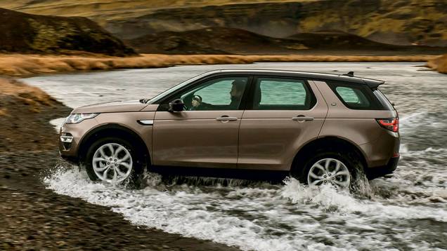 O SUV pode cruzar rios com até 60 cm de profundidade | <a href="https://quatrorodas.abril.com.br/carros/impressoes/discovery-sport-835902.shtml" target="_blank" rel="migration">Leia mais</a> O SUV pode cruzar rios com até 60 cm de profundidade | <a href="https://quatrorodas.abril.com.br/carros/impressoes/discovery-sport-835902.shtml" target="_blank" rel="migration">Leia mais</a>