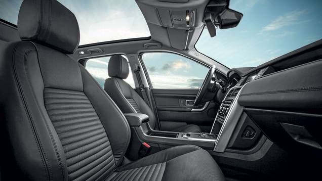 Grande área envidraçada melhora visibilidade, ainda mais com teto panorâmico - opcional, assim como os assentos atrás da segunda fila de bancos | <a href="https://quatrorodas.abril.com.br/carros/impressoes/discovery-sport-835902.shtml" target="_blank" rel="migration">Leia mai</a> Grande área envidraçada melhora visibilidade, ainda mais com teto panorâmico - opcional, assim como os assentos atrás da segunda fila de bancos | <a href="https://quatrorodas.abril.com.br/carros/impressoes/discovery-sport-835902.shtml" target="_blank" rel="migration">Leia mai</a>