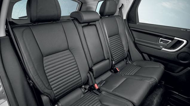 Grande área envidraçada melhora visibilidade, ainda mais com teto panorâmico - opcional, assim como os assentos atrás da segunda fila de bancos | <a href="https://quatrorodas.abril.com.br/carros/impressoes/discovery-sport-835902.shtml" target="_blank" rel="migration">Leia mai</a> Grande área envidraçada melhora visibilidade, ainda mais com teto panorâmico - opcional, assim como os assentos atrás da segunda fila de bancos | <a href="https://quatrorodas.abril.com.br/carros/impressoes/discovery-sport-835902.shtml" target="_blank" rel="migration">Leia mai</a>