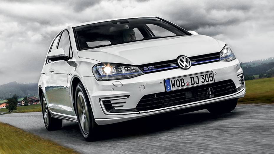 Fileira azul na dianteira e luzes de leds sob os faróis: a cara do GTE | <a href="https://quatrorodas.abril.com.br/carros/impressoes/volkswagen-golf-gte-835220.shtml" target="_blank" rel="migration">Leia mais</a>
