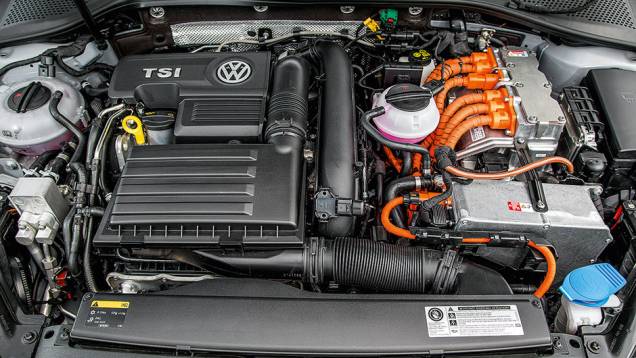 Motor elétrico (102 cv) e 1.4 turbo (150 cv), tudo sob o capô | <a href="https://quatrorodas.abril.com.br/carros/impressoes/volkswagen-golf-gte-835220.shtml" target="_blank" rel="migration">Leia mais</a> Motor elétrico (102 cv) e 1.4 turbo (150 cv), tudo sob o capô | <a href="https://quatrorodas.abril.com.br/carros/impressoes/volkswagen-golf-gte-835220.shtml" target="_blank" rel="migration">Leia mais</a>