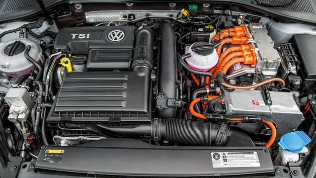 Motor elétrico (102 cv) e 1.4 turbo (150 cv), tudo sob o capô | <a href="https://quatrorodas.abril.com.br/carros/impressoes/volkswagen-golf-gte-835220.shtml" target="_blank" rel="migration">Leia mais</a>