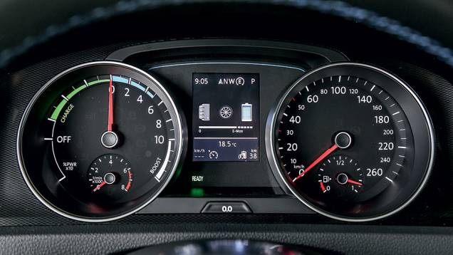 Mostrador à esquerda indica o tipo de energia em uso e, no meio, o nível da carga | <a href="https://quatrorodas.abril.com.br/carros/impressoes/volkswagen-golf-gte-835220.shtml" target="_blank" rel="migration">Leia mais</a> Mostrador à esquerda indica o tipo de energia em uso e, no meio, o nível da carga | <a href="https://quatrorodas.abril.com.br/carros/impressoes/volkswagen-golf-gte-835220.shtml" target="_blank" rel="migration">Leia mais</a>