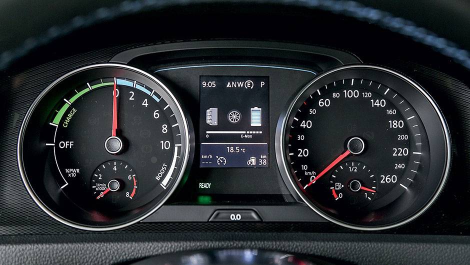 Mostrador &agrave; esquerda indica o tipo de energia em uso e, no meio, o n&iacute;vel da carga | <a href="https://quatrorodas.abril.com.br/carros/impressoes/volkswagen-golf-gte-835220.shtml" target="_blank" rel="migration">Leia mais</a>