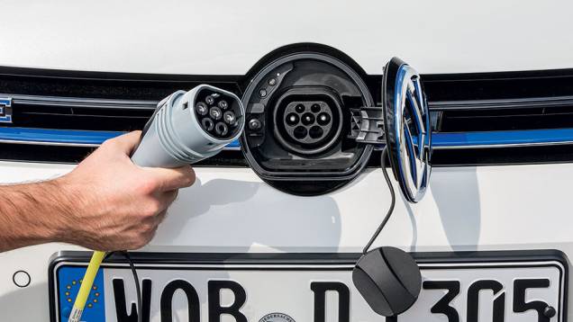 O ponto de recarga fica atrás do logotipo dianteiro da Volks | <a href="https://quatrorodas.abril.com.br/carros/impressoes/volkswagen-golf-gte-835220.shtml" target="_blank" rel="migration">Leia mais</a> O ponto de recarga fica atrás do logotipo dianteiro da Volks | <a href="https://quatrorodas.abril.com.br/carros/impressoes/volkswagen-golf-gte-835220.shtml" target="_blank" rel="migration">Leia mais</a>