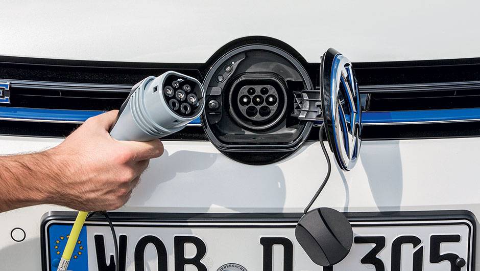 O ponto de recarga fica atr&aacute;s do logotipo dianteiro da Volks | <a href="https://quatrorodas.abril.com.br/carros/impressoes/volkswagen-golf-gte-835220.shtml" target="_blank" rel="migration">Leia mais</a>