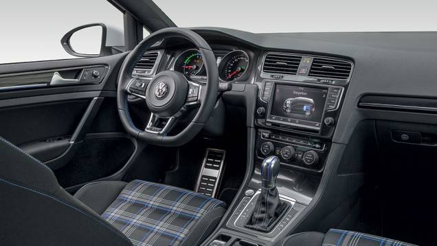 O espaço interno é o mesmo do Golf tradicional, exceto pelo porta-malas | <a href="https://quatrorodas.abril.com.br/carros/impressoes/volkswagen-golf-gte-835220.shtml" target="_blank" rel="migration">Leia mais</a>