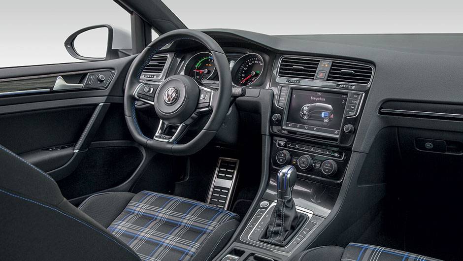 O espa&ccedil;o interno &eacute; o mesmo do Golf tradicional, exceto pelo porta-malas | <a href="https://quatrorodas.abril.com.br/carros/impressoes/volkswagen-golf-gte-835220.shtml" target="_blank" rel="migration">Leia mais</a>