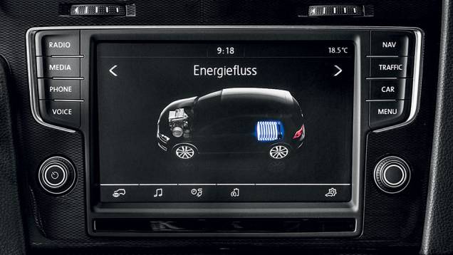 Monitor central indica o fluxo de energia | <a href="https://quatrorodas.abril.com.br/carros/impressoes/volkswagen-golf-gte-835220.shtml" target="_blank" rel="migration">Leia mais</a> Monitor central indica o fluxo de energia | <a href="https://quatrorodas.abril.com.br/carros/impressoes/volkswagen-golf-gte-835220.shtml" target="_blank" rel="migration">Leia mais</a>