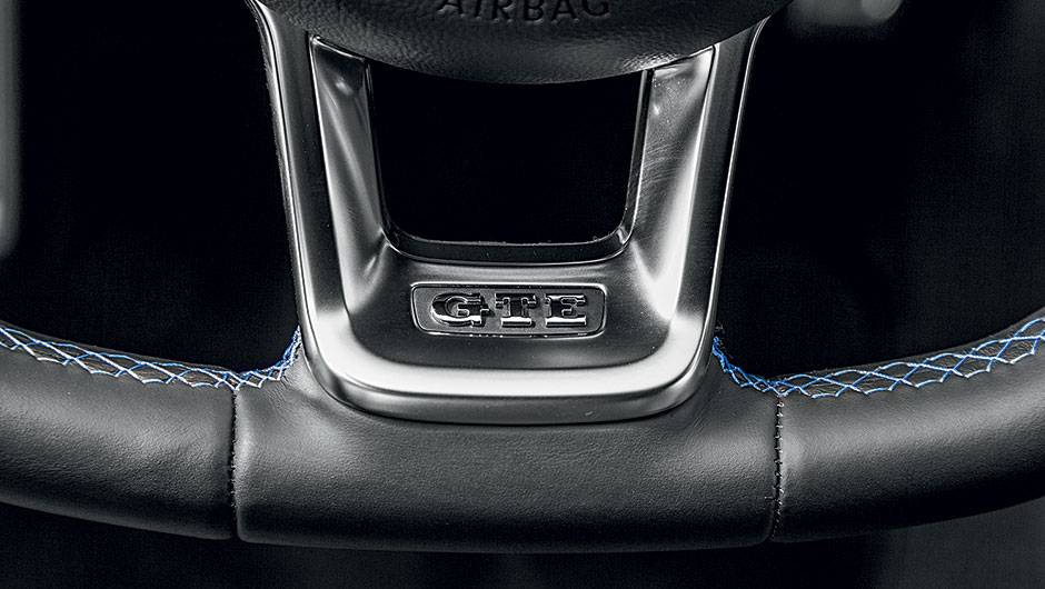 No volante, a prova de que ele &eacute; diferente | <a href="https://quatrorodas.abril.com.br/carros/impressoes/volkswagen-golf-gte-835220.shtml" target="_blank" rel="migration">Leia mais</a>