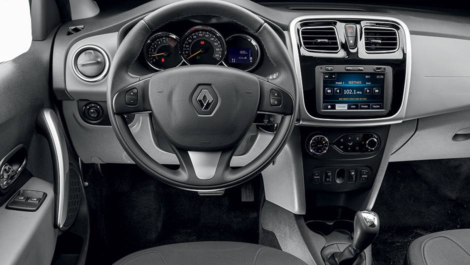 Central multim&iacute;dia vem junto do c&acirc;mbio | <a href="https://quatrorodas.abril.com.br/carros/testes/renault-logan-836500.shtml" target="_blank" rel="migration">Leia mais</a>