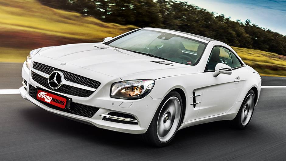 Com o teto dobr&aacute;vel fechado, o SL vira um cup&ecirc; | <a href="https://quatrorodas.abril.com.br/carros/testes/mercedes-benz-sl-400-838602.shtml" target="_blank" rel="migration">Leia mais</a>