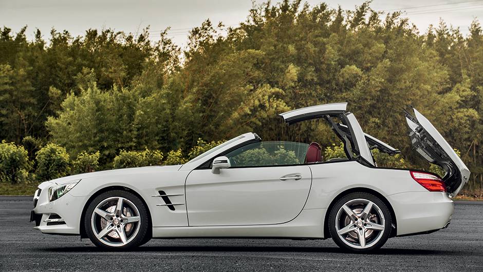 O teto r&iacute;gido precisa de apenas 20 segundos para ser recolhido ou armado | <a href="https://quatrorodas.abril.com.br/carros/testes/mercedes-benz-sl-400-838602.shtml" target="_blank" rel="migration">Leia mais</a>