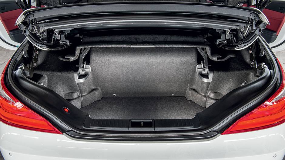 A capacidade m&aacute;xima do porta-malas &eacute; de 381 litros | <a href="https://quatrorodas.abril.com.br/carros/testes/mercedes-benz-sl-400-838602.shtml" target="_blank" rel="migration">Leia mais</a>